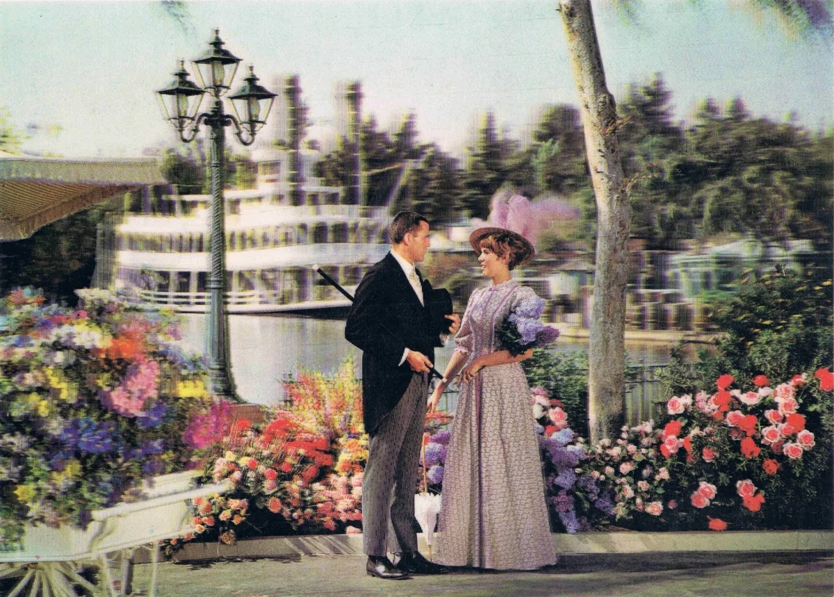Vintage lenticular postcard with a couple in a garden