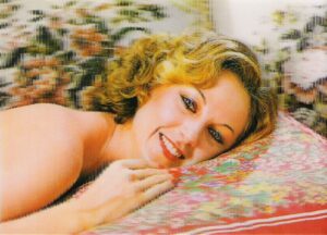 3D lenticular postcard – winking woman